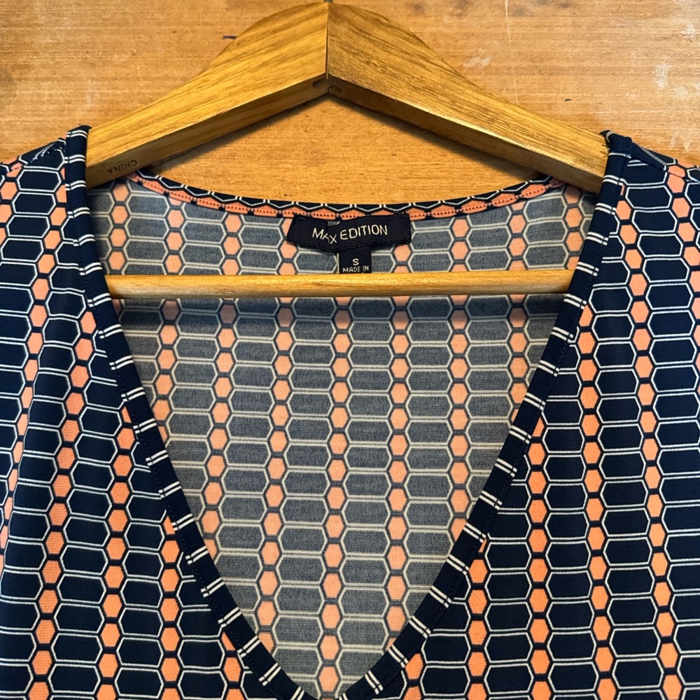 Max Edition Navy & Coral Geometric V-Neck Sleeveless Shift Dress